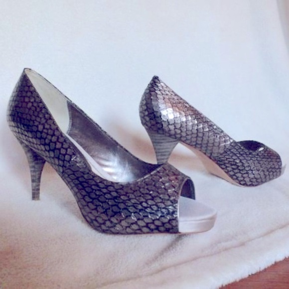 NWOT Designer Bourne Gold and Black Peep Toe Pump - Picture 3 of 7